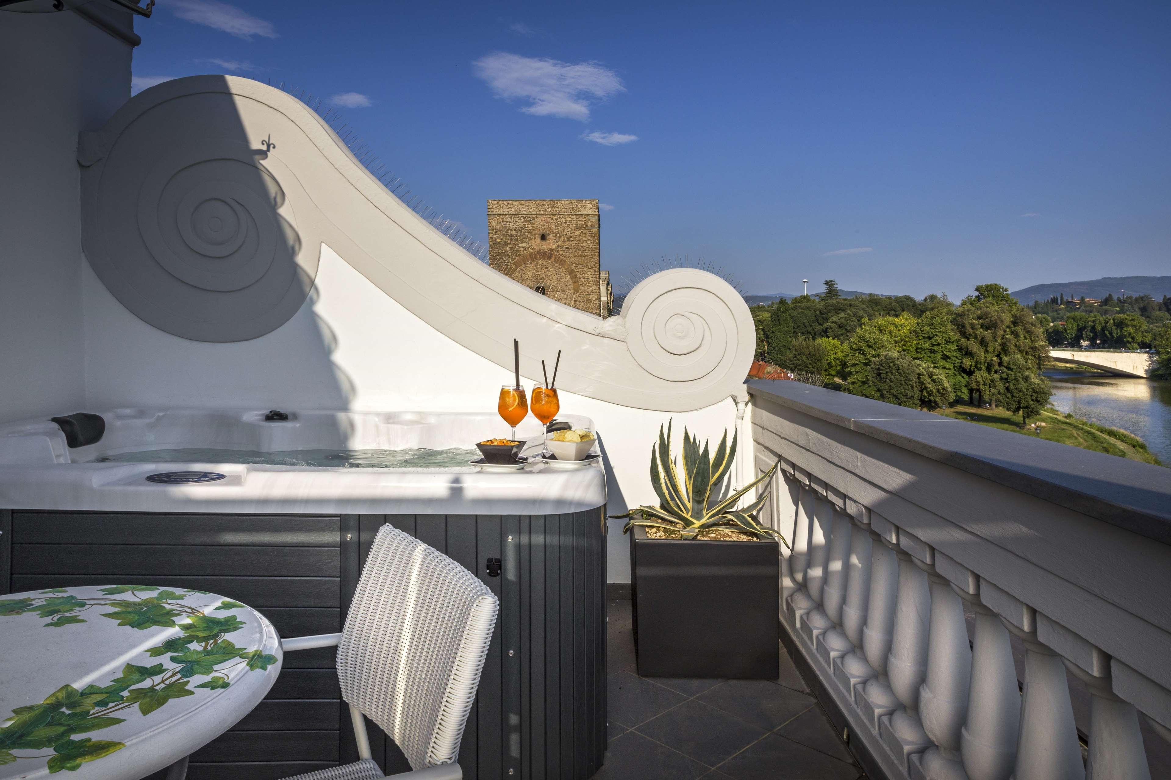 LHP Hotel River&SPA Florenz Exterior foto A balcony