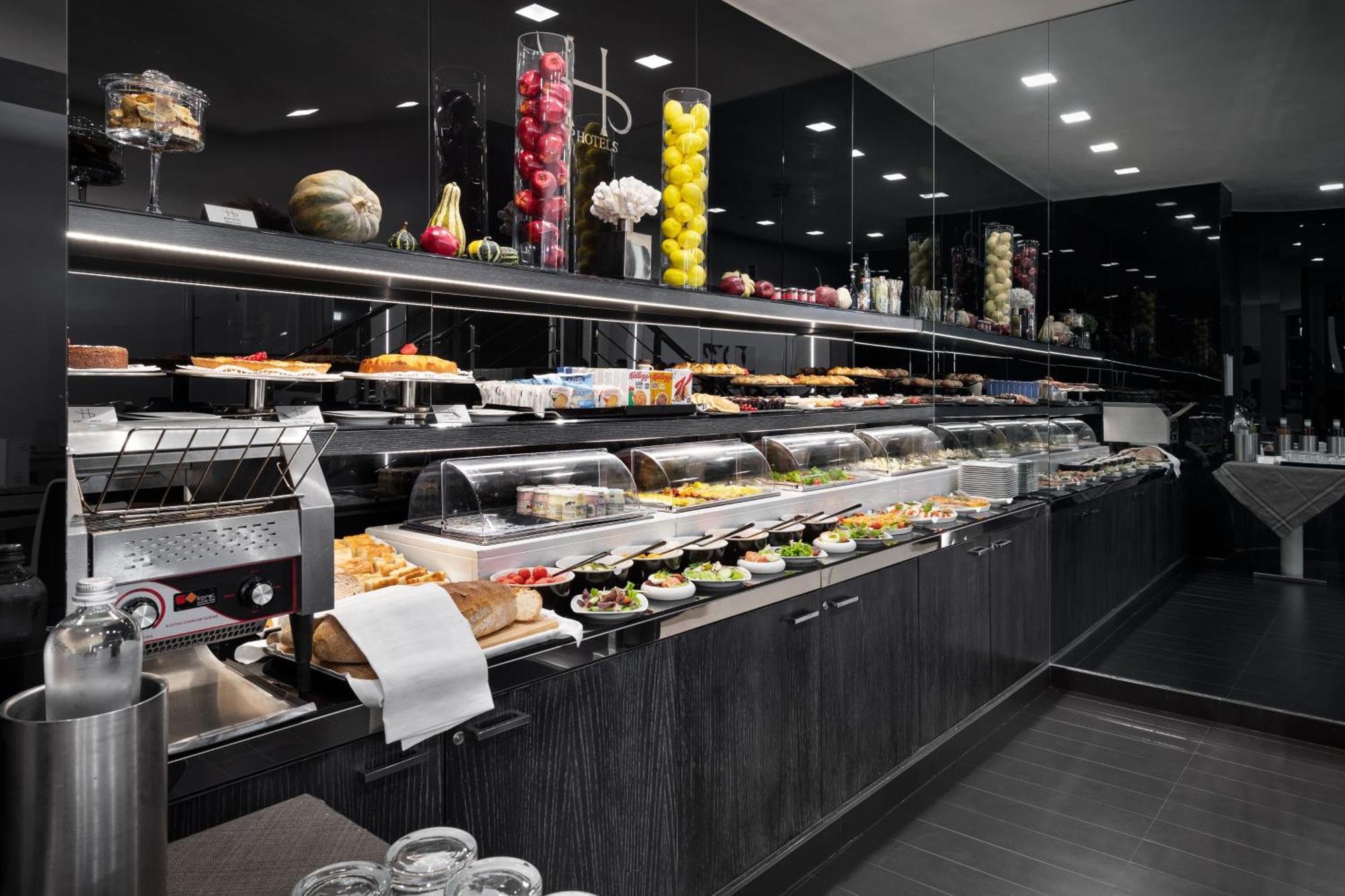 LHP Hotel River&SPA Florenz Exterior foto Self-service counter